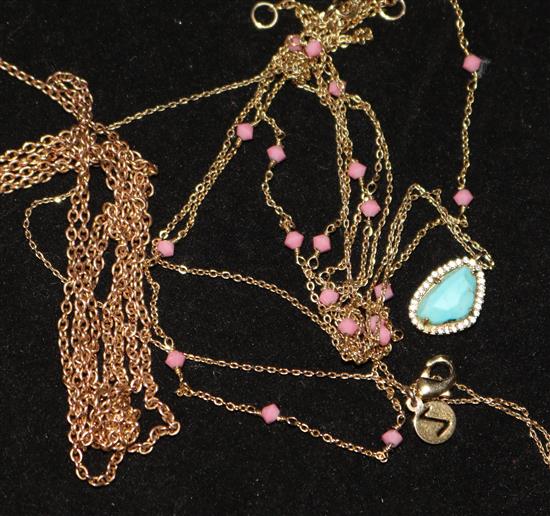 A 9ct gold chain and other assorted items.